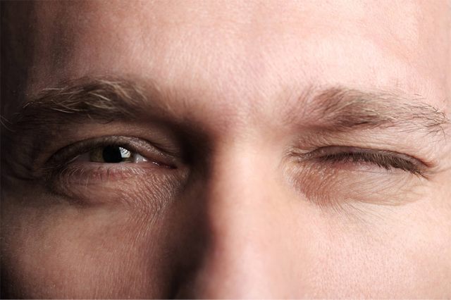 Mắt trái nam giới bị giật sẽ báo hiệu điềm gì?