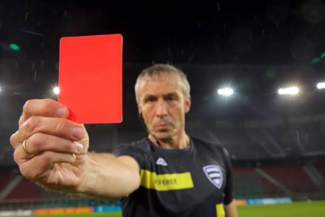 Tấm thẻ đỏ trong bóng đá rất quan trọng